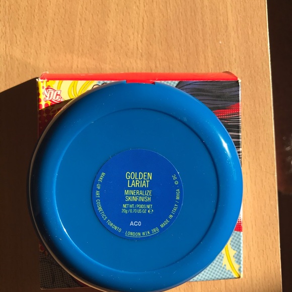 COPY - NIB MAC Wonder Woman GOLDEN LARIAT Blusher/Bronzer/Highlighter - Picture 3 of 5